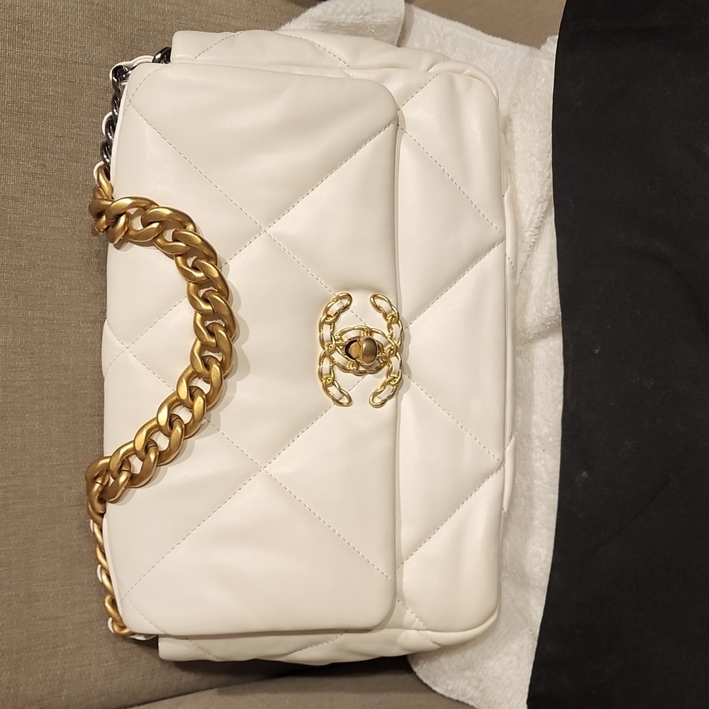 Chanel 19 handbag - Picture 1 of 6